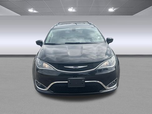 Used 2020 Chrysler Pacifica Touring-L FWD image 8