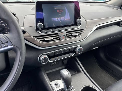 Used 2025 Nissan Altima 2.5 SV FWD image 14
