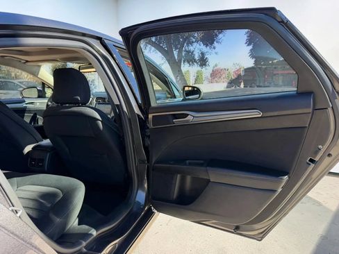 Used 2019 Ford Fusion SE FWD image 21