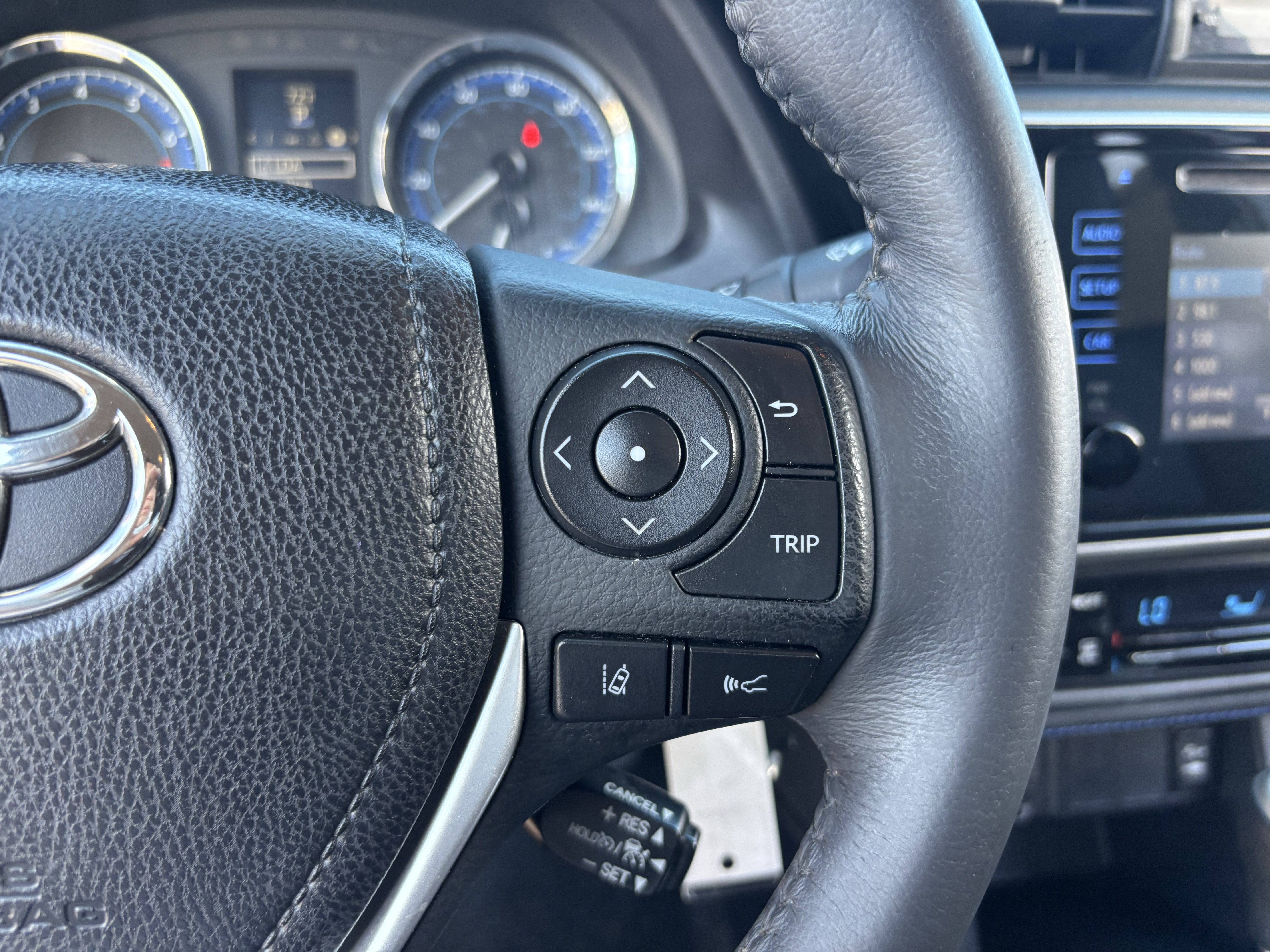 Used 2018 Toyota Corolla SE w/ Carpet Mat Package (TMS) FWD image 26