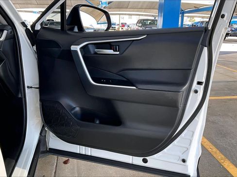 Used 2020 Toyota RAV4 XLE image 22