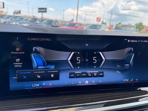Used 2024 BMW X7 xDrive40i AWD/4WD image 25