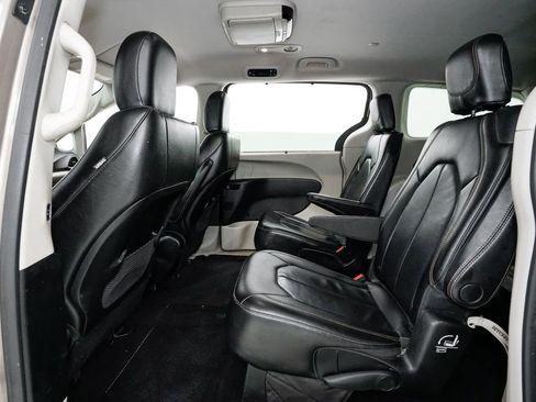 Used 2018 Chrysler Pacifica Touring-L image 23