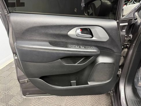 Used 2018 Chrysler Pacifica Touring Plus w/ S Appearance Package FWD image 36