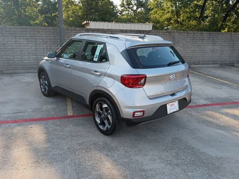 Used 2025 Hyundai Venue SEL FWD image 8