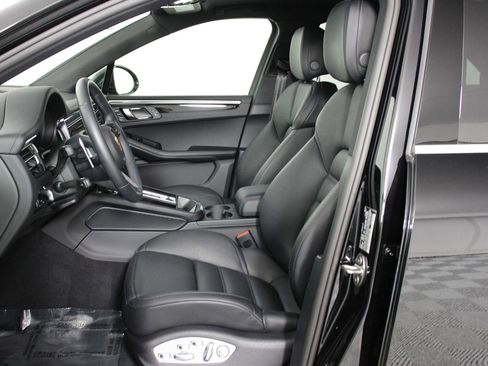 Certified 2025 Porsche Macan S image 5