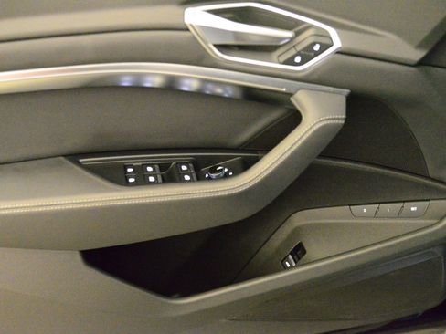 Certified 2022 Audi e-tron Premium image 9