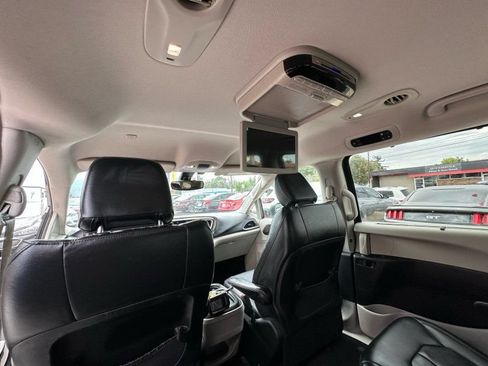 Used 2017 Chrysler Pacifica Touring-L FWD image 17