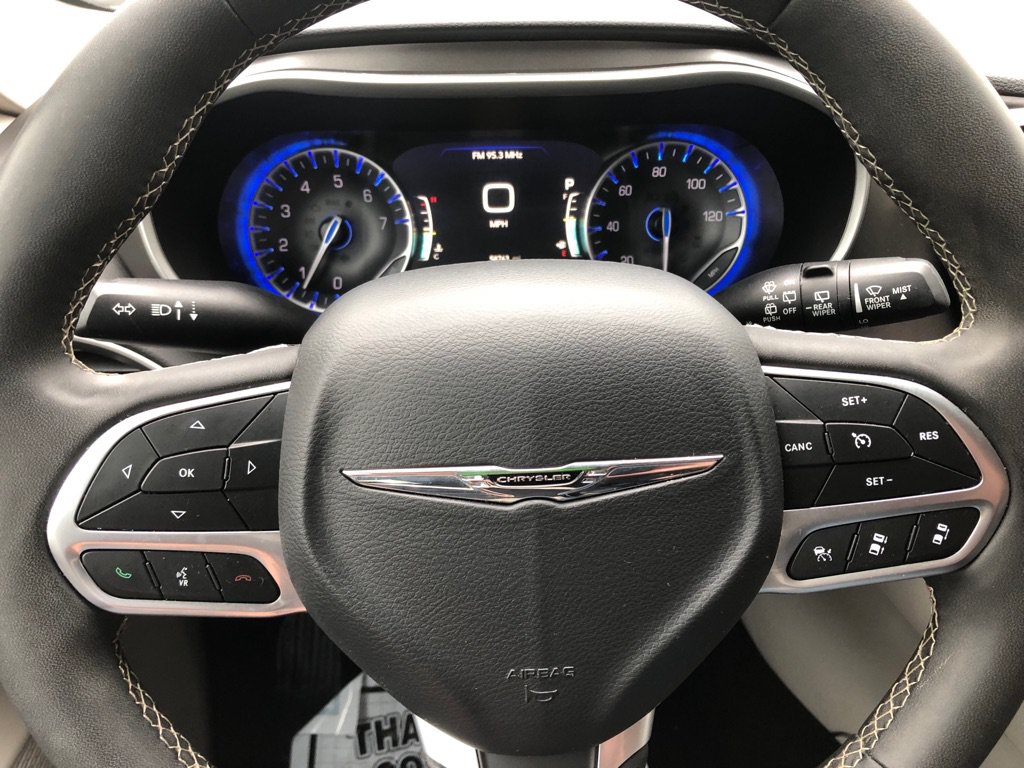Used 2024 Chrysler Pacifica Touring-L FWD image 35