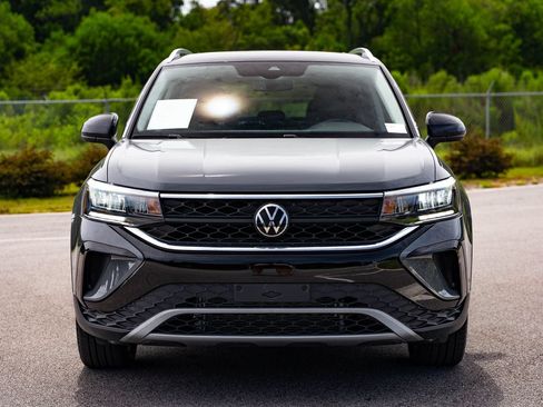 Used 2023 Volkswagen Taos SE w/ Panoramic Sunroof Package FWD image 2