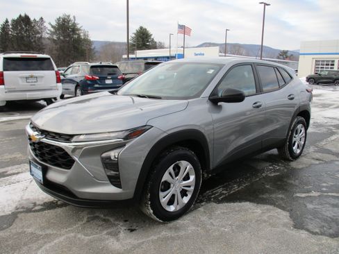 Certified 2024 Chevrolet Trax LS w/ Driver Confidence Package image 1