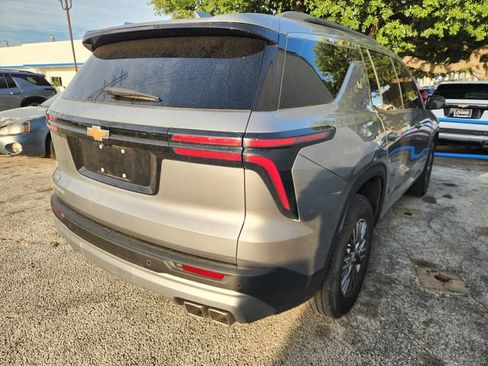 Used 2025 Chevrolet Traverse LT FWD image 5