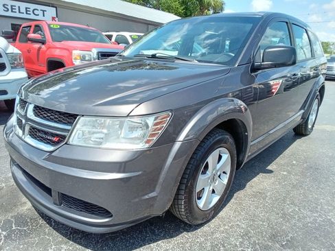 Used 2019 Dodge Journey SE w/ Comfort & Convenience Group FWD image 2