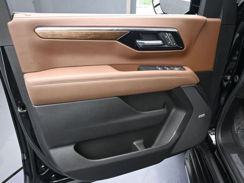 Used 2025 Chevrolet Tahoe High Country image 17