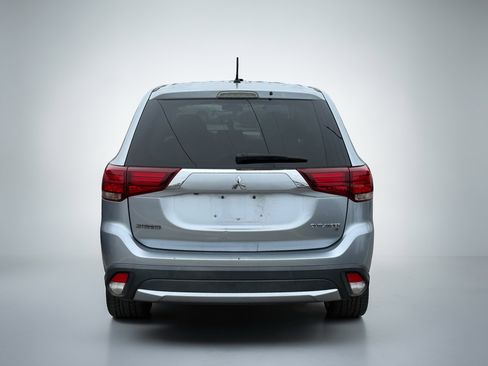 Used 2016 Mitsubishi Outlander SE image 2