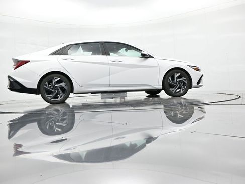 Used 2024 Hyundai Elantra Limited image 30