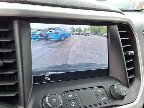 Certified 2023 GMC Acadia SLT w/ Preferred Package image 16