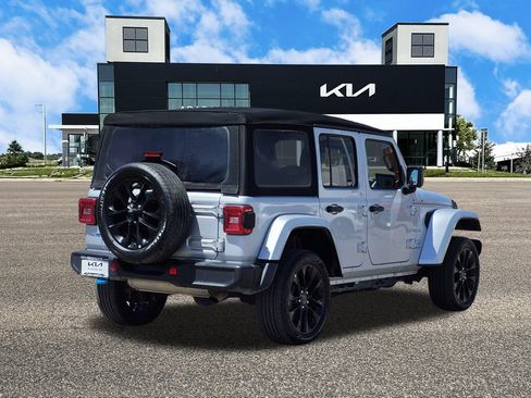 Used 2024 Jeep Wrangler Unlimited Sahara AWD/4WD image 5