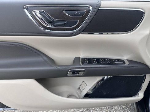 Used 2018 Lincoln Continental Select w/ Continental Climate Package FWD image 27