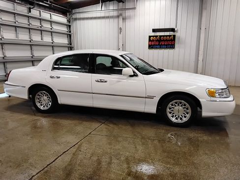 Used 1999 Lincoln Town Car Signature RWD image 2
