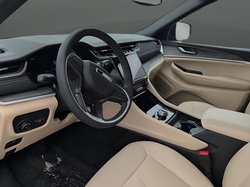 Used 2023 Jeep Grand Cherokee Limited image 9