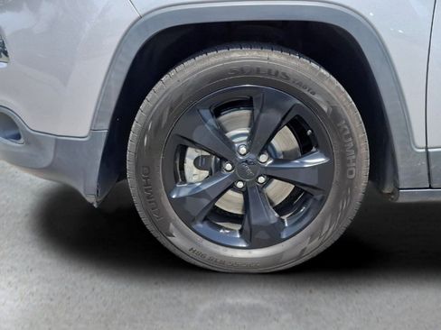 Used 2018 Jeep Cherokee Latitude w/ Altitude Package FWD image 29