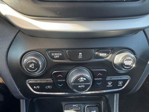 Used 2015 Jeep Cherokee Limited image 24