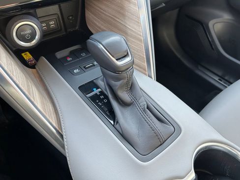 Used 2024 Toyota Venza XLE image 15