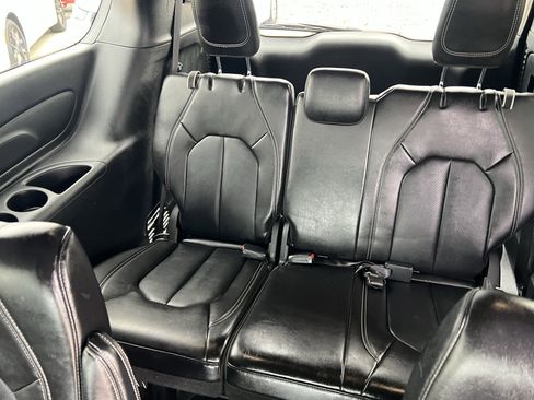 Used 2025 Chrysler Pacifica Select image 15