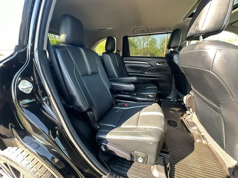 Used 2017 Toyota Highlander SE AWD/4WD image 18