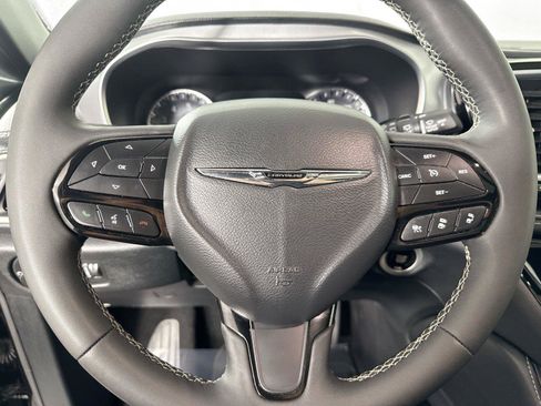 Used 2025 Chrysler Pacifica Limited FWD image 17