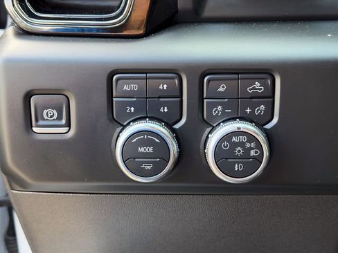 Used 2024 GMC Sierra 1500 AT4 w/ Technology Package AWD/4WD image 11
