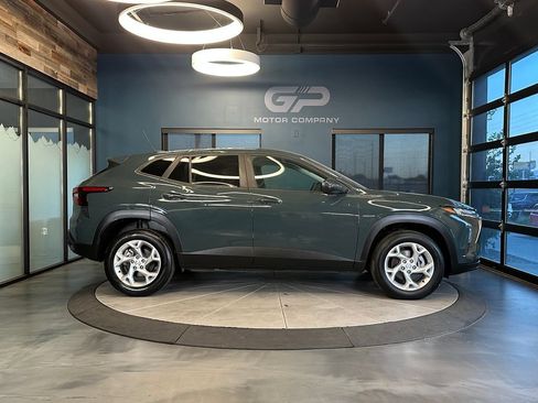 Used 2025 Chevrolet Trax LS w/ LS Convenience Package FWD image 2