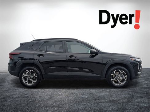 Certified 2025 Chevrolet Trax LT image 2