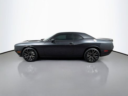 Used 2016 Dodge Challenger SXT image 2