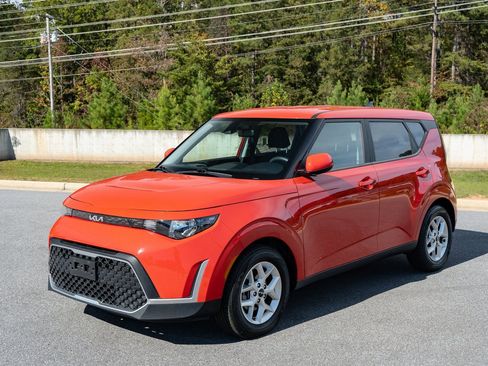 Used 2023 Kia Soul LX w/ Option Group 015 FWD image 3