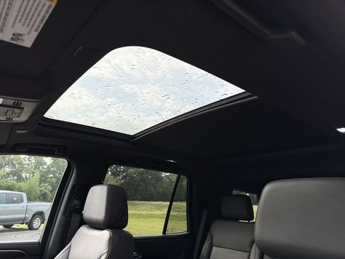 Used 2022 Chevrolet Tahoe Z71 w/ Luxury Package AWD/4WD image 19