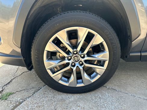 Used 2022 Toyota RAV4 XLE Premium image 25