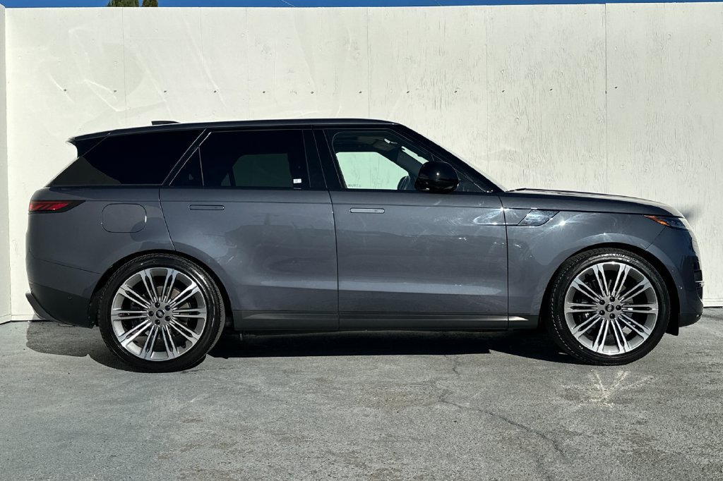 Used 2024 Land Rover Range Rover Sport SE AWD/4WD image 2