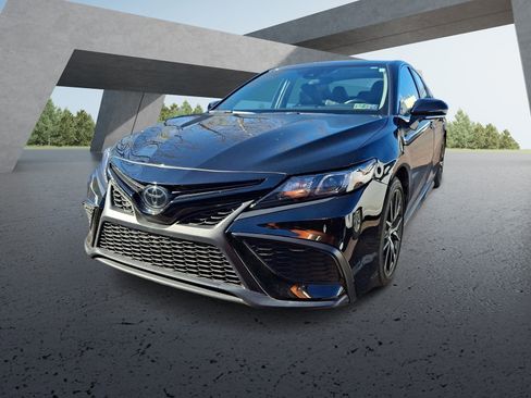 Used 2022 Toyota Camry SE image 2