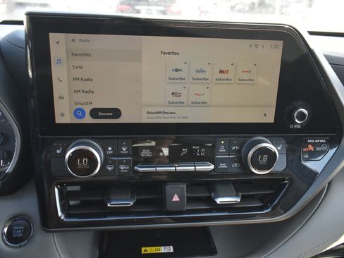 Used 2023 Toyota Highlander L image 26