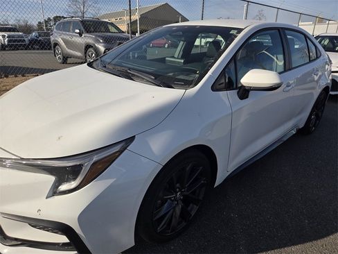 Used 2025 Toyota Corolla SE image 9