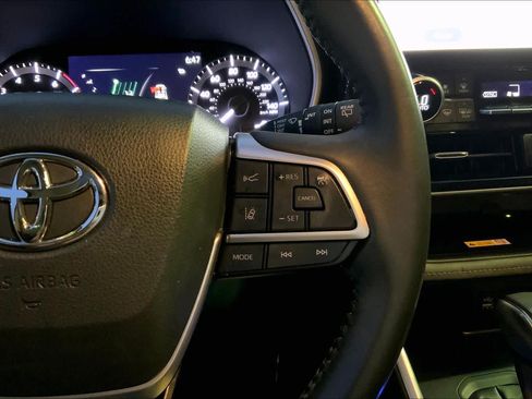 Used 2023 Toyota Highlander XLE FWD image 22