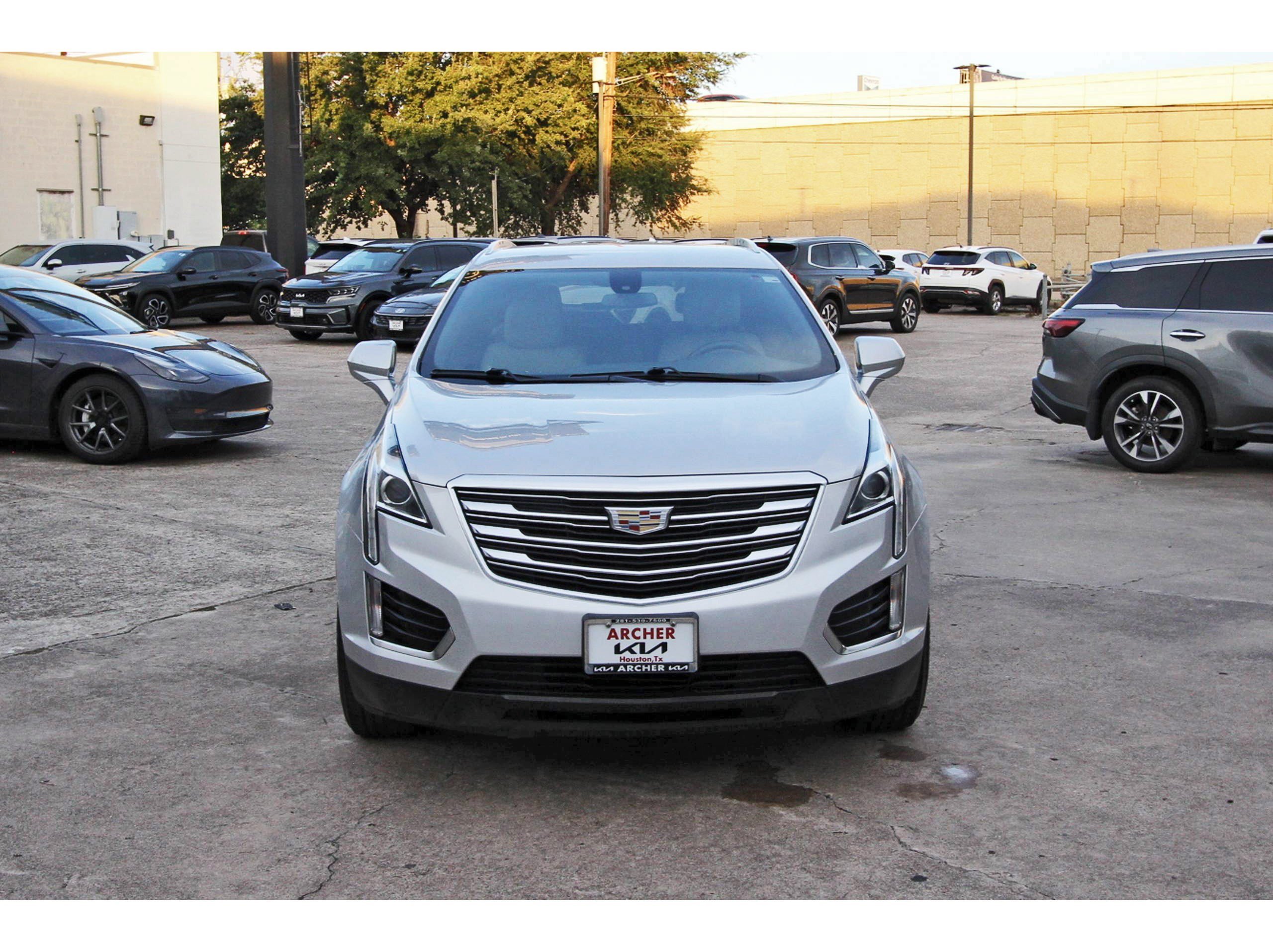 Used 2018 Cadillac XT5 FWD image 2