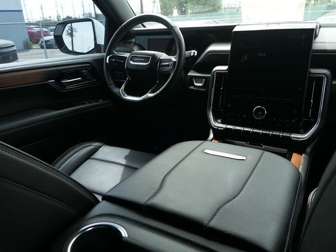 Used 2025 GMC Yukon XL Denali RWD image 22