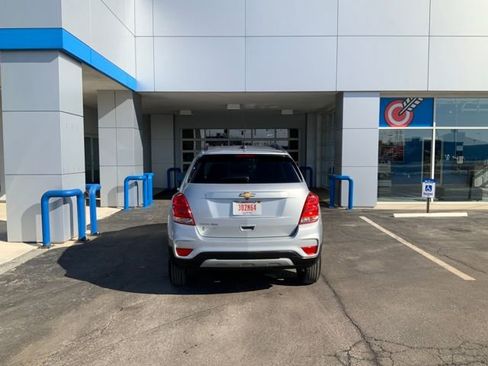 Used 2022 Chevrolet Trax LT w/ LT Convenience Package image 8