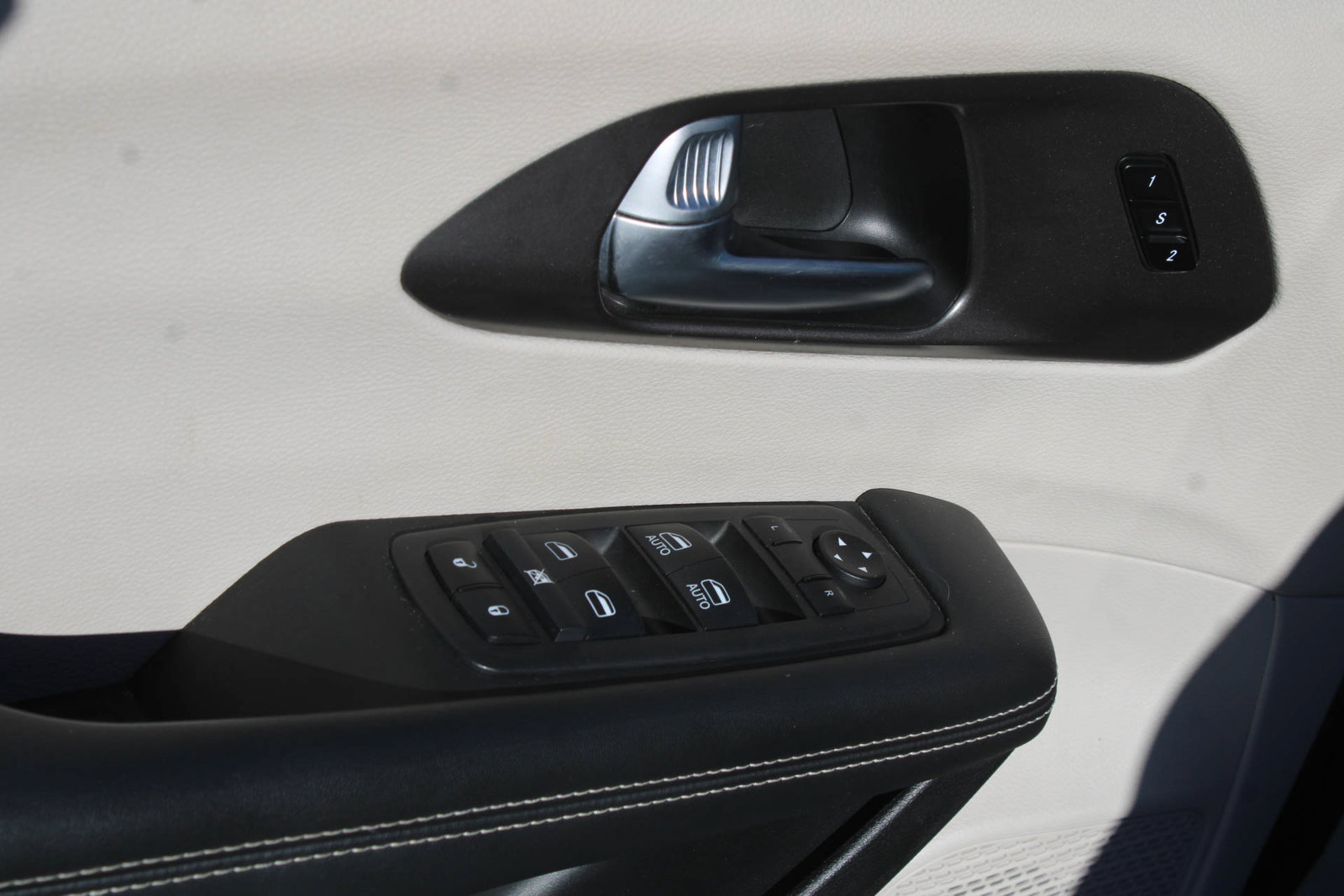 Used 2024 Chrysler Pacifica Touring-L FWD image 22