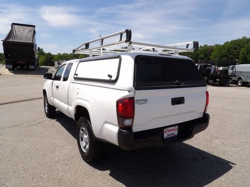 Used 2022 Toyota Tacoma SR RWD image 5