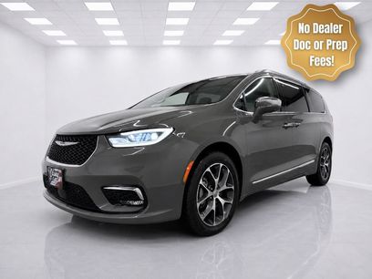 Used 2021 Chrysler Pacifica Limited w/ Uconnect Theater Family Group