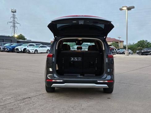Used 2024 Kia Carnival EX image 6